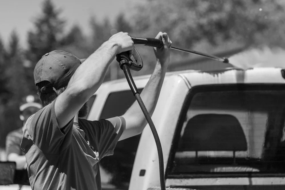 The Role of Hot Water Pressure Washing in Heavy-Duty Fleet Cleaning
